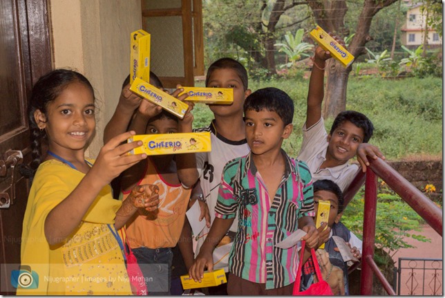 Dental_Checkup_at_Chimbel_by_Dr_Fernando_Noronha_and_teamMobile_Outreach_Program_Bookworm_Kannio_Initiatives-Nijugrapher-DSC_7048