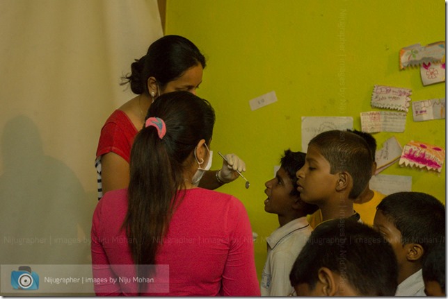Dental_Checkup_at_Chimbel_by_Dr_Fernando_Noronha_and_teamMobile_Outreach_Program_Bookworm_Kannio_Initiatives-Nijugrapher-DSC_7032