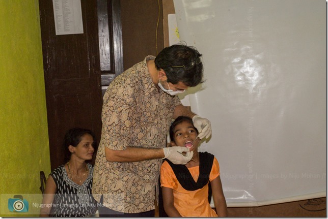 Dental_Checkup_at_Chimbel_by_Dr_Fernando_Noronha_and_teamMobile_Outreach_Program_Bookworm_Kannio_Initiatives-Nijugrapher-DSC_7053